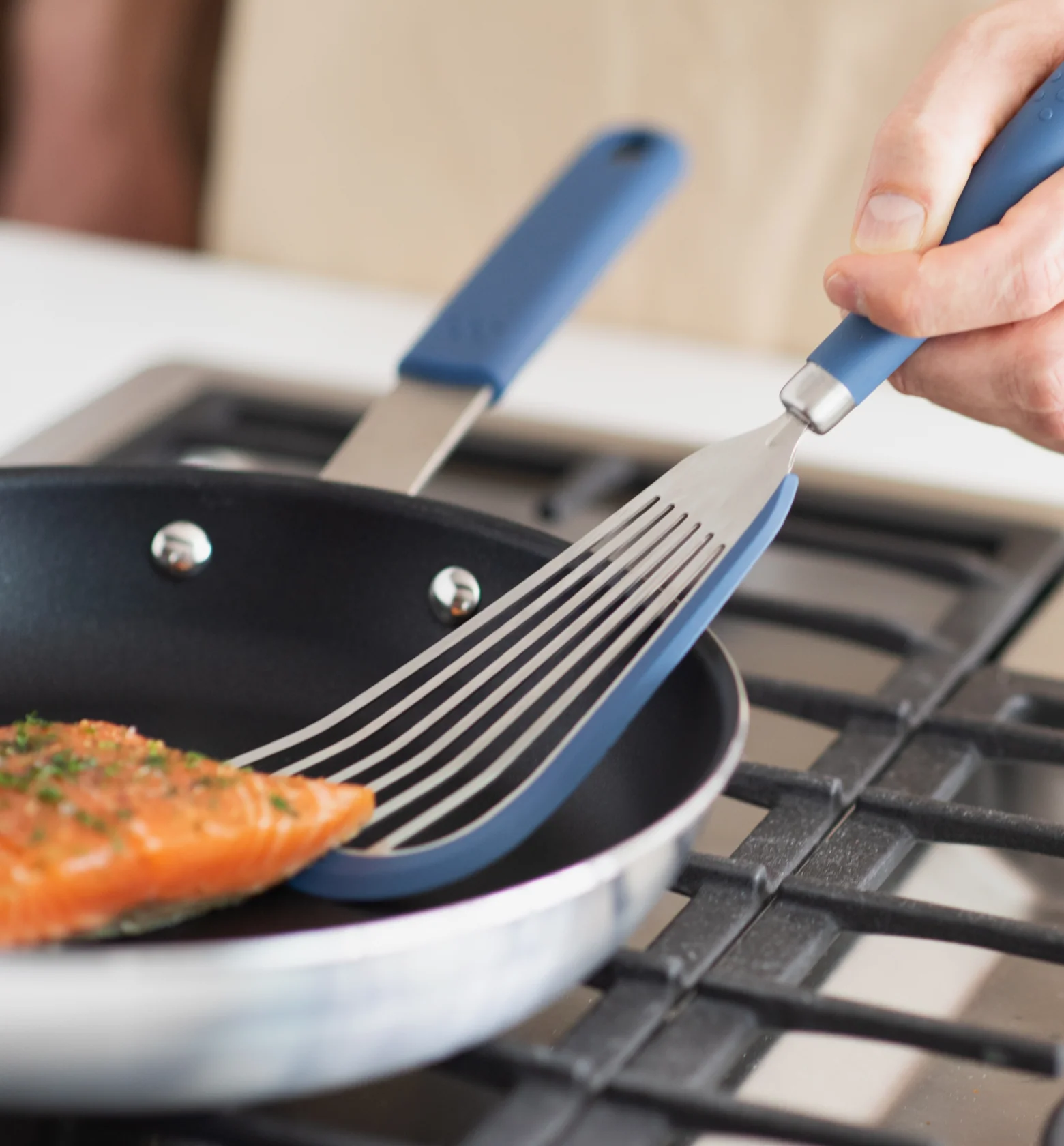 Silicone Fish Spatula - Black - Image 5
