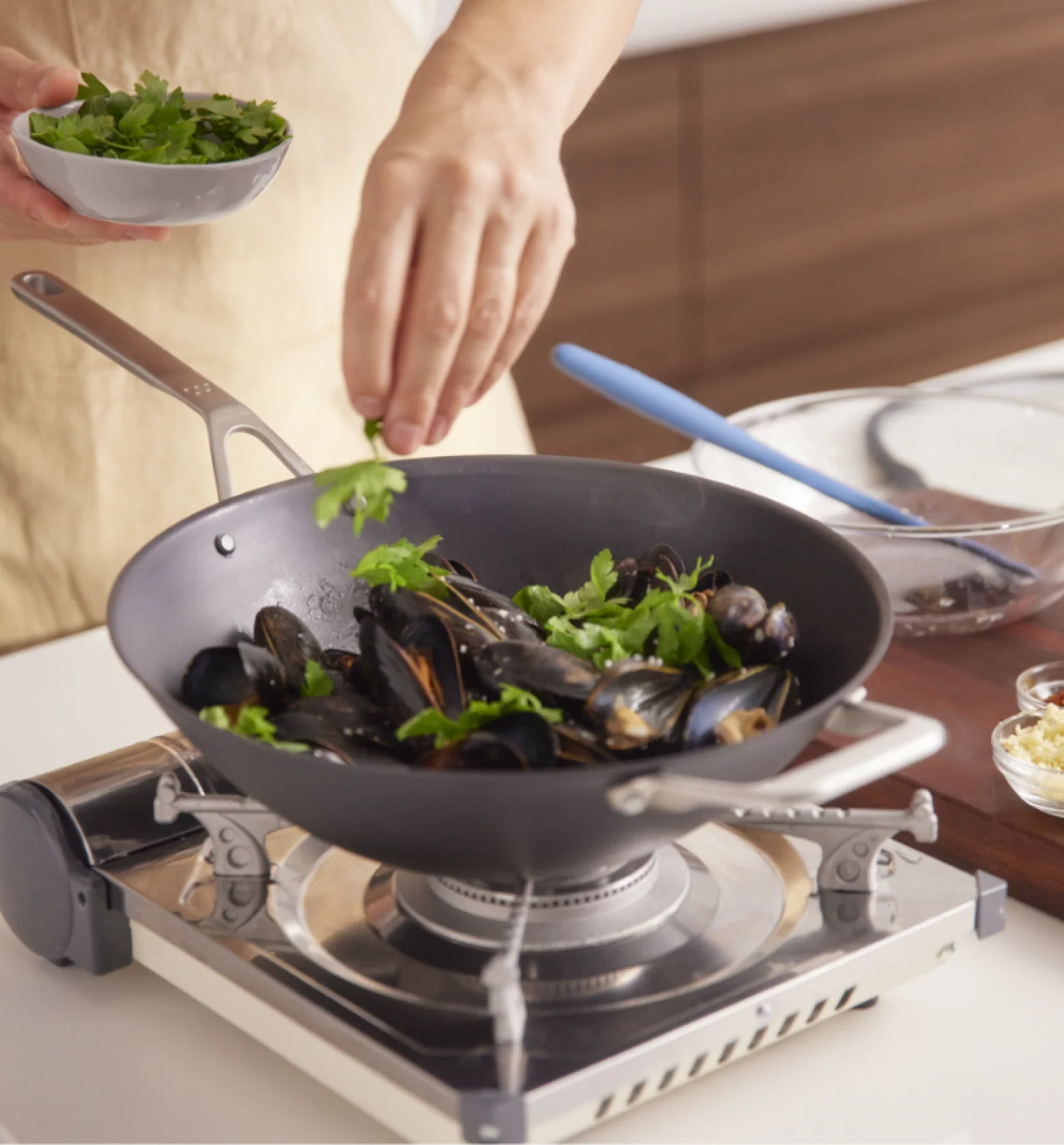 12" Pre-Seasoned Carbon Steel Wok - Image 5